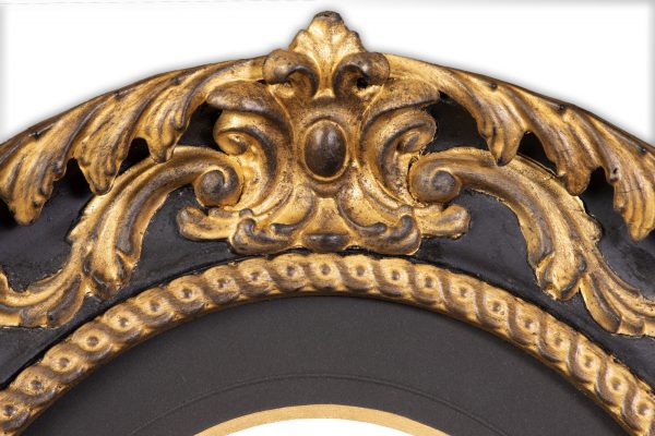 Gold-oval-frame-close_up